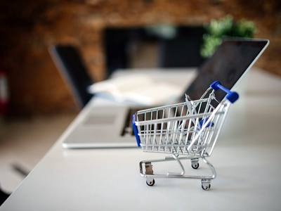 File:Mini shopping cart placed on a table next to a laptop in a modern office setting.jpg