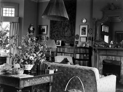 File:Flowers in a living room (AM 79398-1).jpg