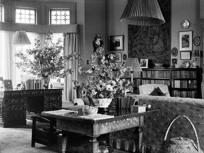 File:Flowers in a living room (AM 79399-1).jpg