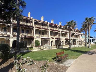 File:Three-storey 'The Marines' terraces, Grange SA foreshore.jpg