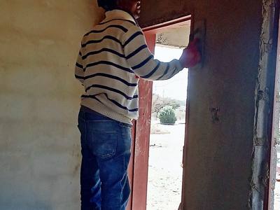 File:A construction worker plastering a house 03.jpg