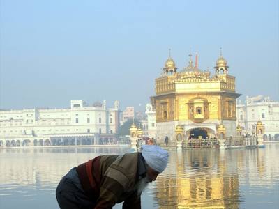 File:Kar Sewa at Durbar Sahib (5251781780).jpg