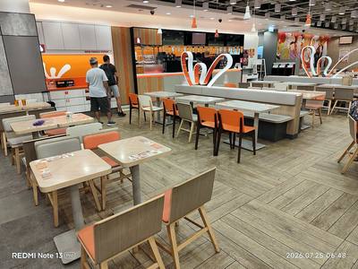 File:HK SKD Sai Kung Po Lam MCP One Shopping Mall 大快活 Fairwood Restaurant interior furniture tables n chairs July 2026 N13P 09.jpg