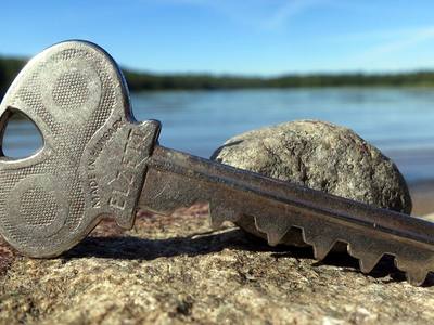 File:Ca 1980 cylinder lock key by Elzett Budapest Hungary.jpg