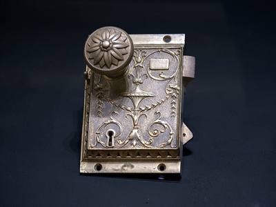 File:Bronze lock for the door of a passenger railway carriage, Museu Ferroviário, Curitiba.jpg