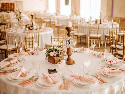 File:Elegant banquet setup for wedding reception with beautifully arranged tables in soft lighting.jpg