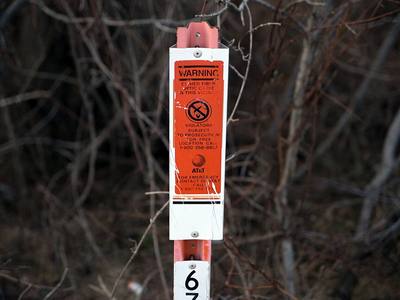 File:Warning Buried Optical Fiber Cable sign - AT&T.jpg