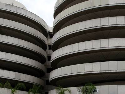 File:Garage 7 spiral ramps, Fresno, CA.jpg