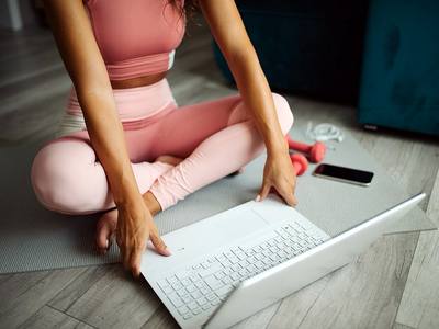 File:Fitness girl using laptop for online yoga lesson.jpg